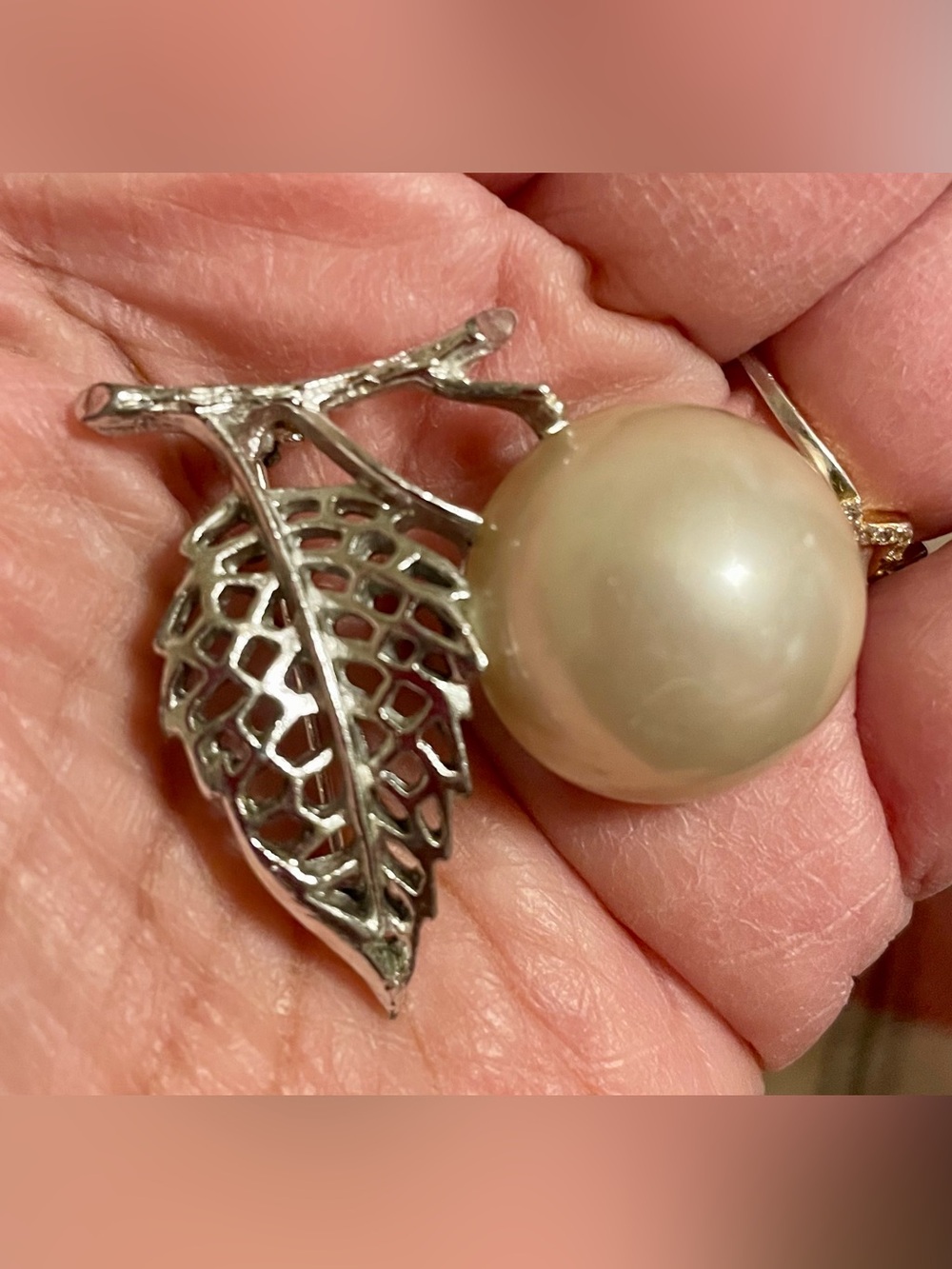 Sarah Coventry Silver Leaf Brooch with Cream Pearl